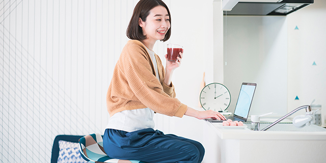 英会話を受講する女性