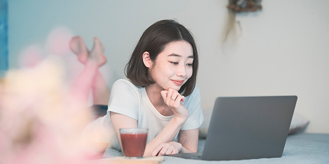 英会話レッスンを楽しみに待つ女性