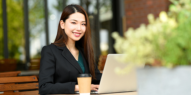 カフェで英語の勉強をする女性